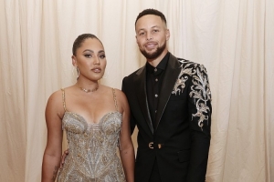 开云体育娱乐-有点尬！阿耶莎：库里第一次在和我表白是在我们全家看电影时