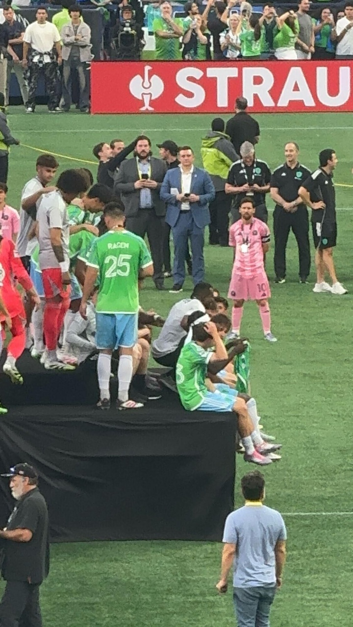 开云体育下载-给予对手尊重，梅西赛后在场内看西雅图海湾人颁奖仪式