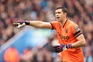 邮报：大马丁经纪人四处寻求转会，曼联仍有可能但维拉不愿降价