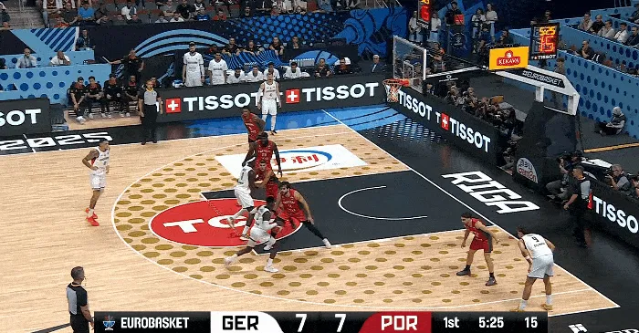 开云体育网址-施罗德上篮遭克塔钉板大帽，随后再次对位过掉防守轻松打进