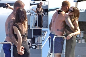 开云体育娱乐-小贝一家度假乘坐豪华游艇，小贝被拍到与维多利亚亲密互动