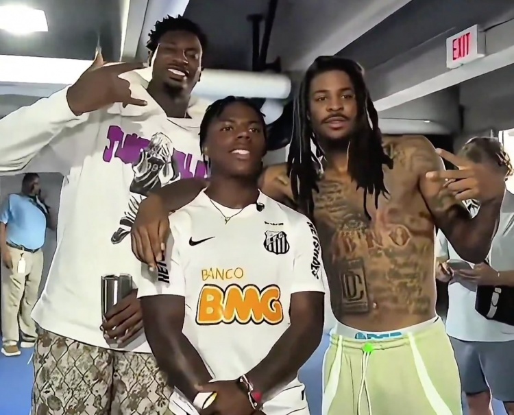 开云体育网址-谁更像粉丝？甲亢哥偶遇莫兰特&amp;小贾伦 用的还是三折叠